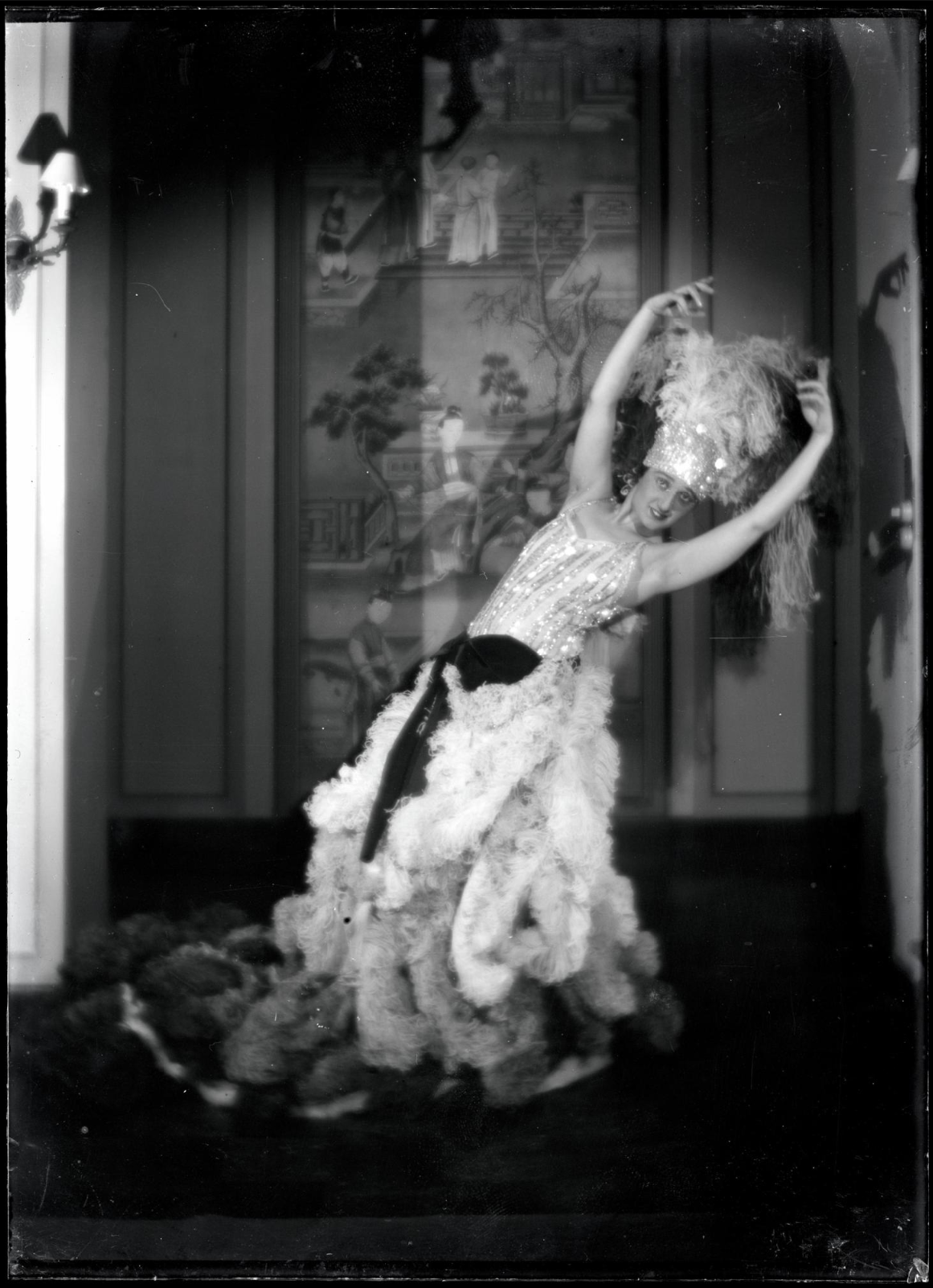 Man Ray :: Lizica Codreanu (Codreano) au bal des Beaumont, 1924. | src Centre Pompidou