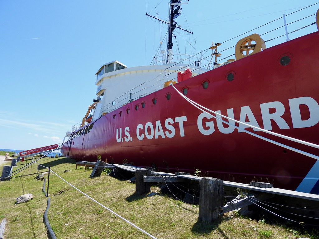 Coast Guard Icebreaker Mackinaw. Photo by howderfamily.com; (CC BY-NC-SA 2.0)