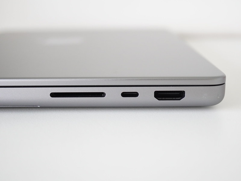 Apple MacBook Pro 14 Inch (2021) - Right