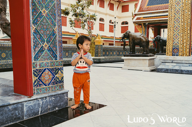 Little Prayer at Bangkok's Temple
