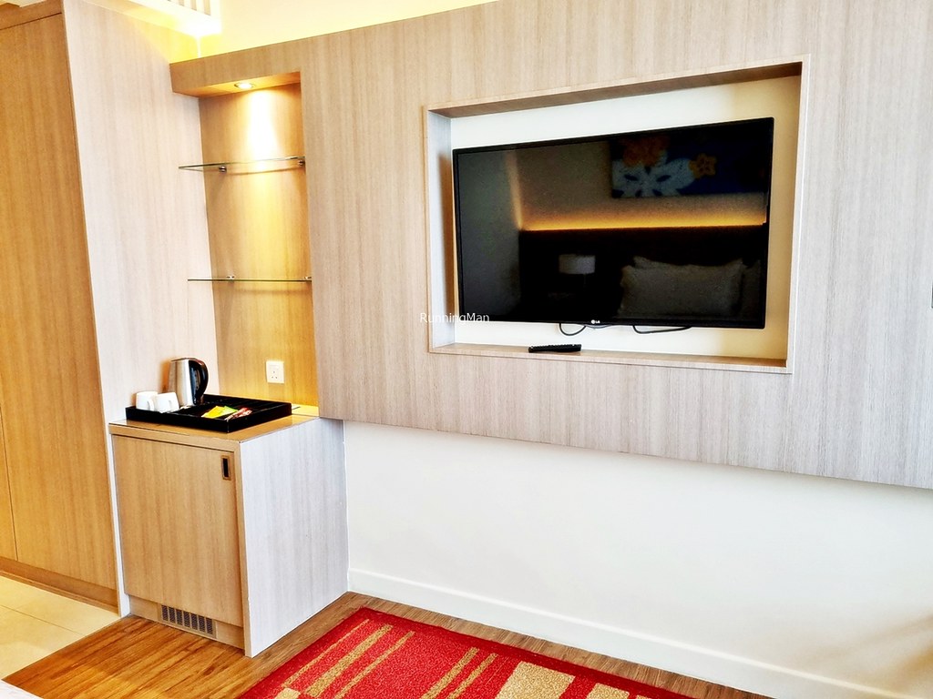 Hotel Mercure Penang Beach 03 - Pantry & Television