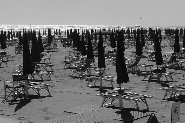 P1040523 - Spiaggia in bianco e nero con mare d'argento - Black and white beach with silver sea.