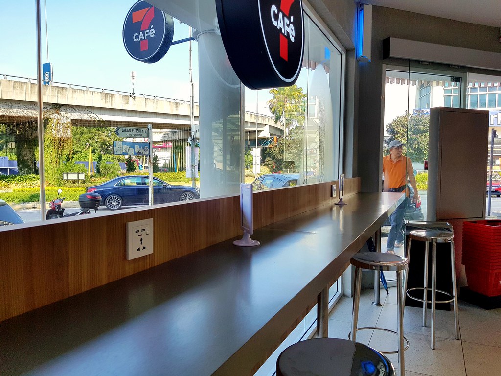 Ground Floor: Laptop friendly tables @ 7-Eleven (7 Café) Bandar Puteri Puchong