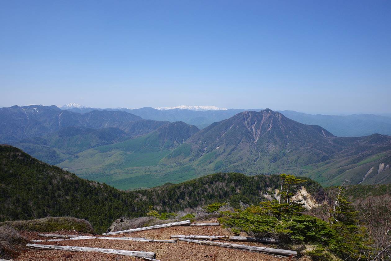 【日光】男体山 太郎山と新潟方面の雪山の展望