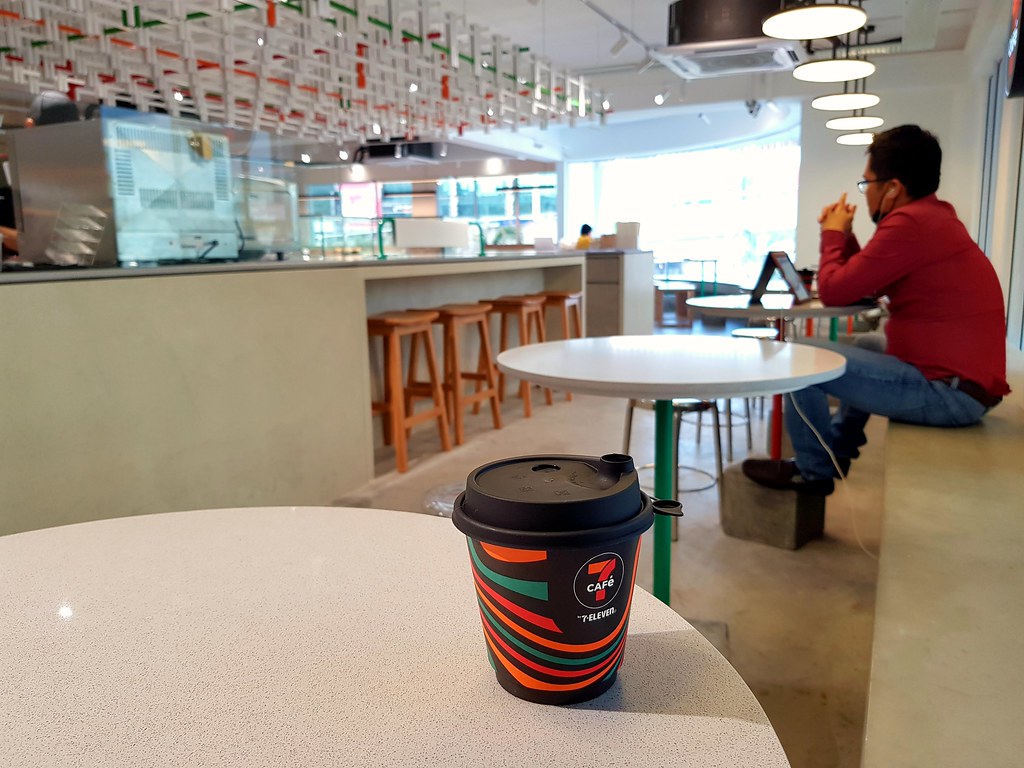 拿鐵 Latte rm$6.90 & 肉桂百吉餅 Bagel Cinnamon rm$3.90 @ 7-Eleven (7 Café) Bandar Puteri Puchong