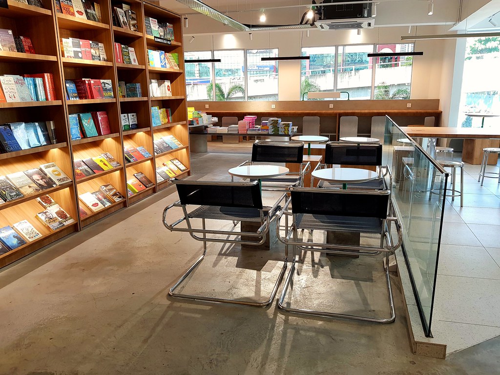 Laptop friendly tables and Books @ 7-Eleven (7 Café) Bandar Puteri Puchong