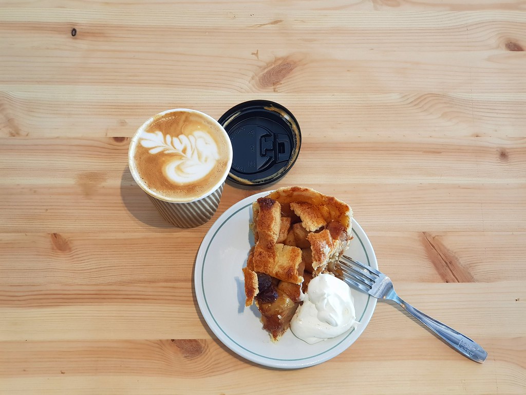 蘋果派 Apple Pie rm$11 & 拿鐵 Latte rm$9 @ 16 degrees coffee & grocer USJ16