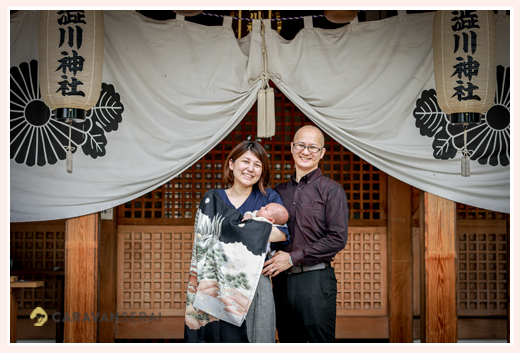 愛知県尾張旭市の渋川神社へお宮参り　親子3人の家族写真