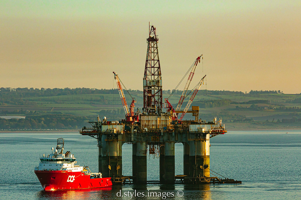 Anchor handler servicing semisubmersible drilling Rig | Flickr