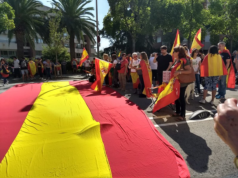 La resistencia catalana protege a los militares ante su acuartelamiento de El Bruch ante la amenaza de asedio del separatismo