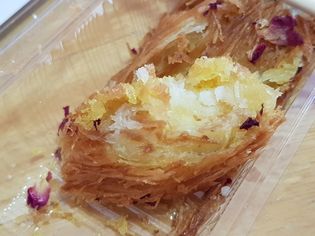 "庫納法"阿拉伯甜点 Lale Kunafa Cheese Roll rm$12 @ Mahnaz Food inside Parkson Subang Parade