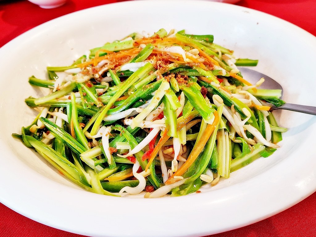 Stir-Fried Green Dragon Chives With Bean Sprouts