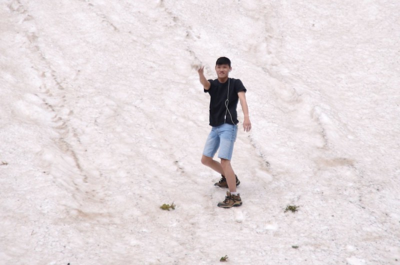 Haoshiang playing in the snowfield (2)