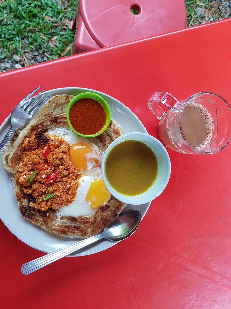 鳥窩煎餅配雞肉碎 Roti Canai Sarang Burung Ayam rm$7 & 馬來奶茶 Teh Tarik rm$2 @ Aji-Ca-Nai in Shah Alam