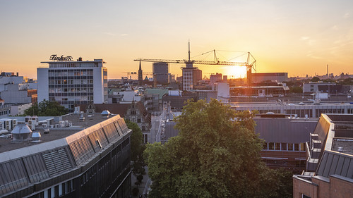 Sonnenuntergang über den Dächern von Bremen by ChristianMandel, ... aufgenommen in der Bremer Innenstadt auf dem Dach des Saturn- und ehemaligen Galeria Kaufhof-Geb