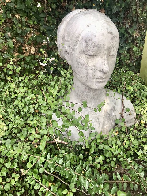 Wit tuinbeeld buste vrouw
