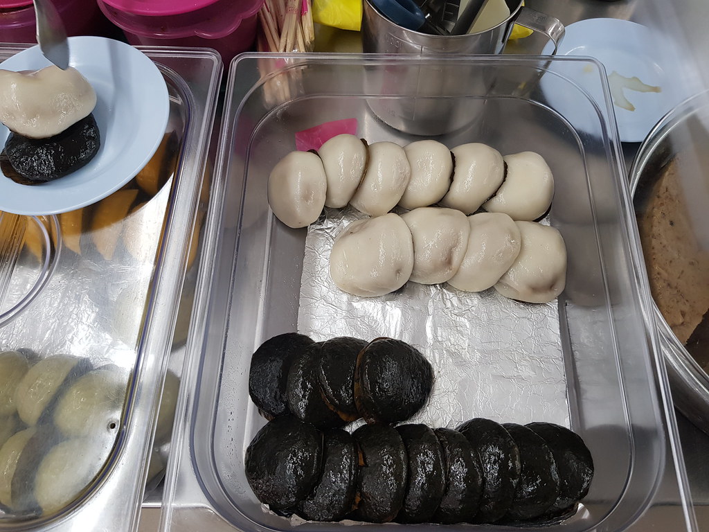客家粗葉粄 Ramie Leaf Dumpling rm$1.80 (Bottom) & 菜粿 Cai Kuih rm$1.80 (Top) @ K1美食閣 K1 Foor Court USJ10