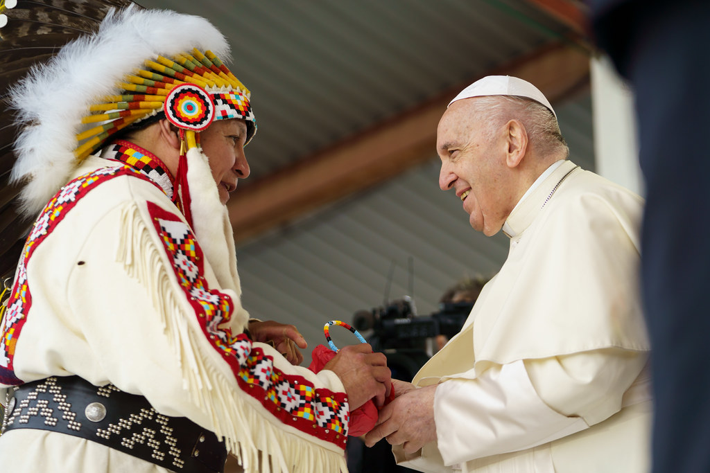 Pope Francis and Chief Randy Ermineskin exchange gifts