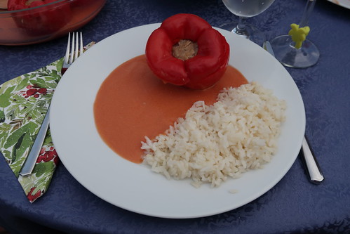 Gefüllte rote Paprikaschote mit Tomatensoße zu Reis (mein erster Teller)