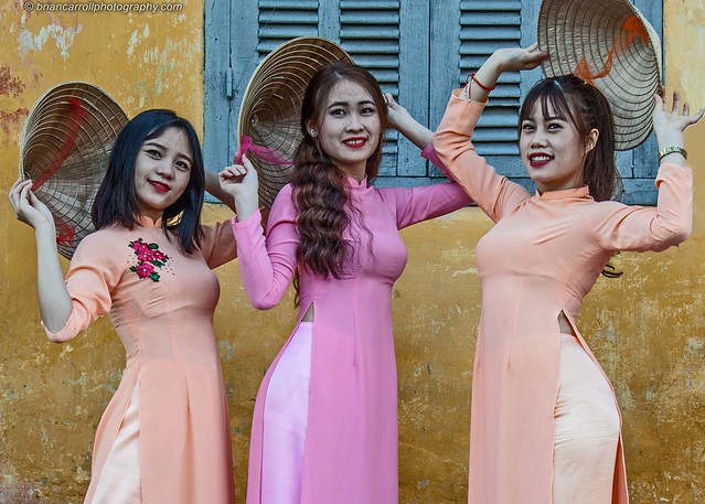 IMG_6171d Girls wearing traditional Ao Dai, Hoi An Vietnam