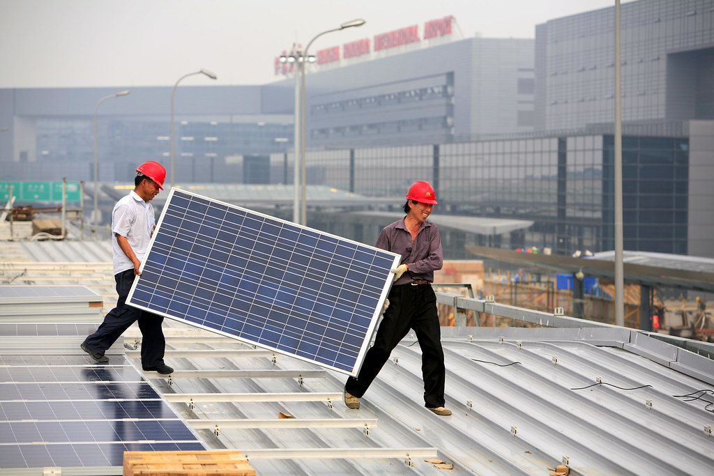 中國上海虹橋火車站屋頂安裝太陽光電。圖片來源：Jiri Rezac/Climate Group（CC BY-NC-SA 2.0）