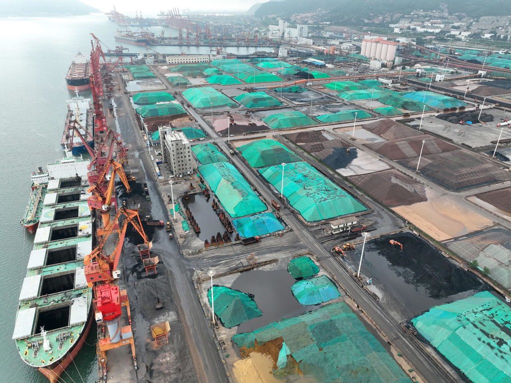 2022年7月連雲港碼頭堆存的煤炭。圖片來源：Alamy