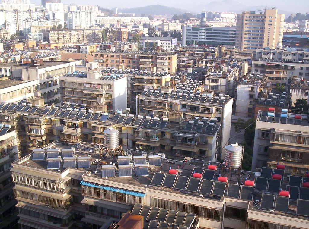 中國鼓勵建置屋頂光電，有助分散式發電發展。圖為雲南的光電建置。圖片來源：J/Flickr (CC BY-NC 2.0)