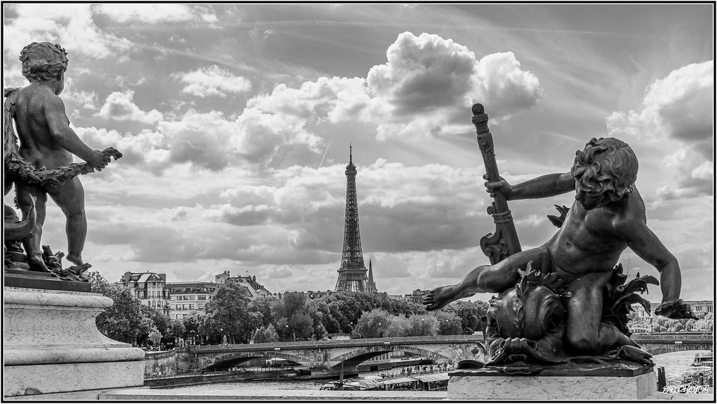 La  Tour-Eiffel depuis le pont Alexandre III