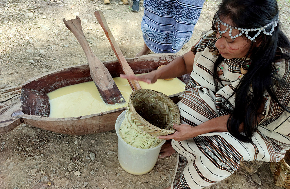 Preparando el masato: bebida de yuca fermentada  (Perú)
