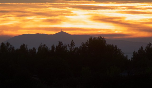 Le Mont Ventoux depuis Milhaud au lever du soleil _1119