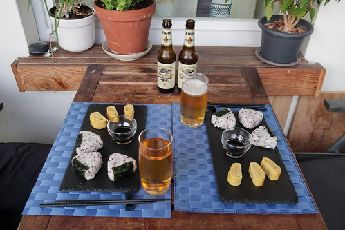 Japanisches Bier zu Onigiri und Tamagoyaki