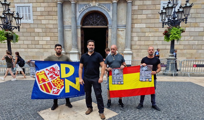 FOTOGRAFÍA. BARCELONA (ESPAÑA), 28.07.2022. Tres campaña de la formación política español Democracia Nacional (DN) en Barcelona. Ñ Pueblo (8)