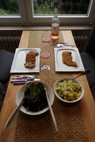 Schwäbischer Kartoffelsalat und Blattsalat zu Schnitzel Wiener Art (Tischbild)