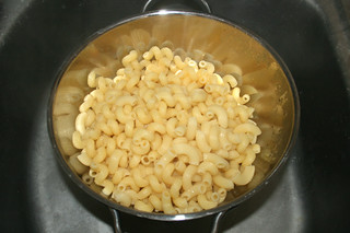 17 - Drain noodles / Nudeln abtropfen lassen