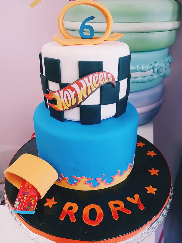 Hot Wheels Theme Cake by Gaby’s Lollipops