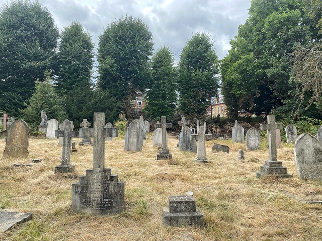 Strolling through Fulham Cemetery