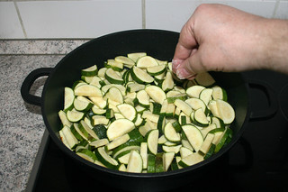 12 - Salt zucchini / Zucchini salzen