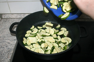11 - Put zucchini in pan / Zucchini in Pfanne geben