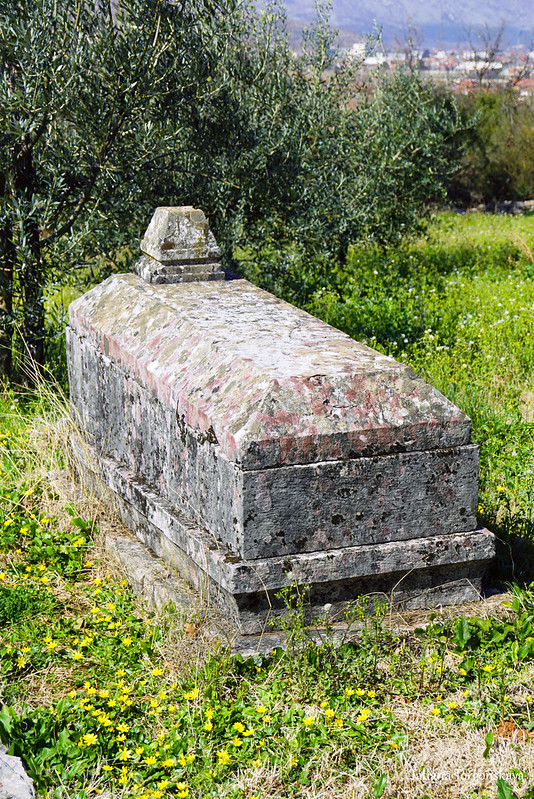 Надгробие на территории монастыря