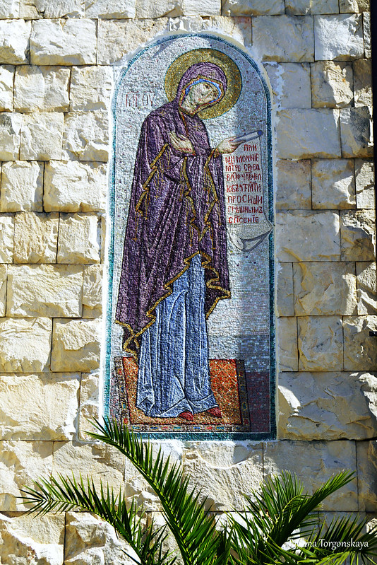 Изображение Богородицы на фасаде храма