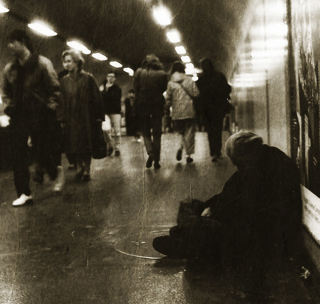 Solitude dans le métro parisien