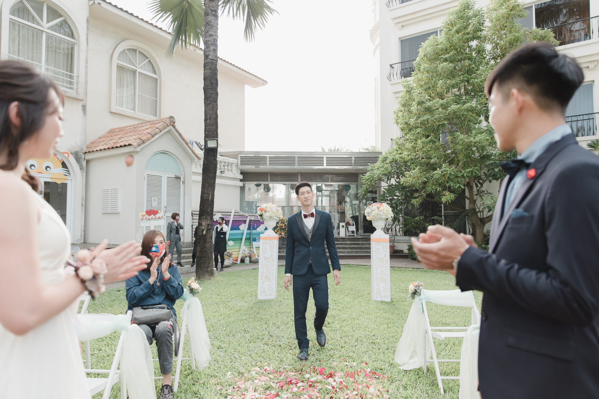 婚禮攝影｜在充滿花卉氣球的庭院許諾一生｜台南商務會館｜愛情街角｜澤于-0070
