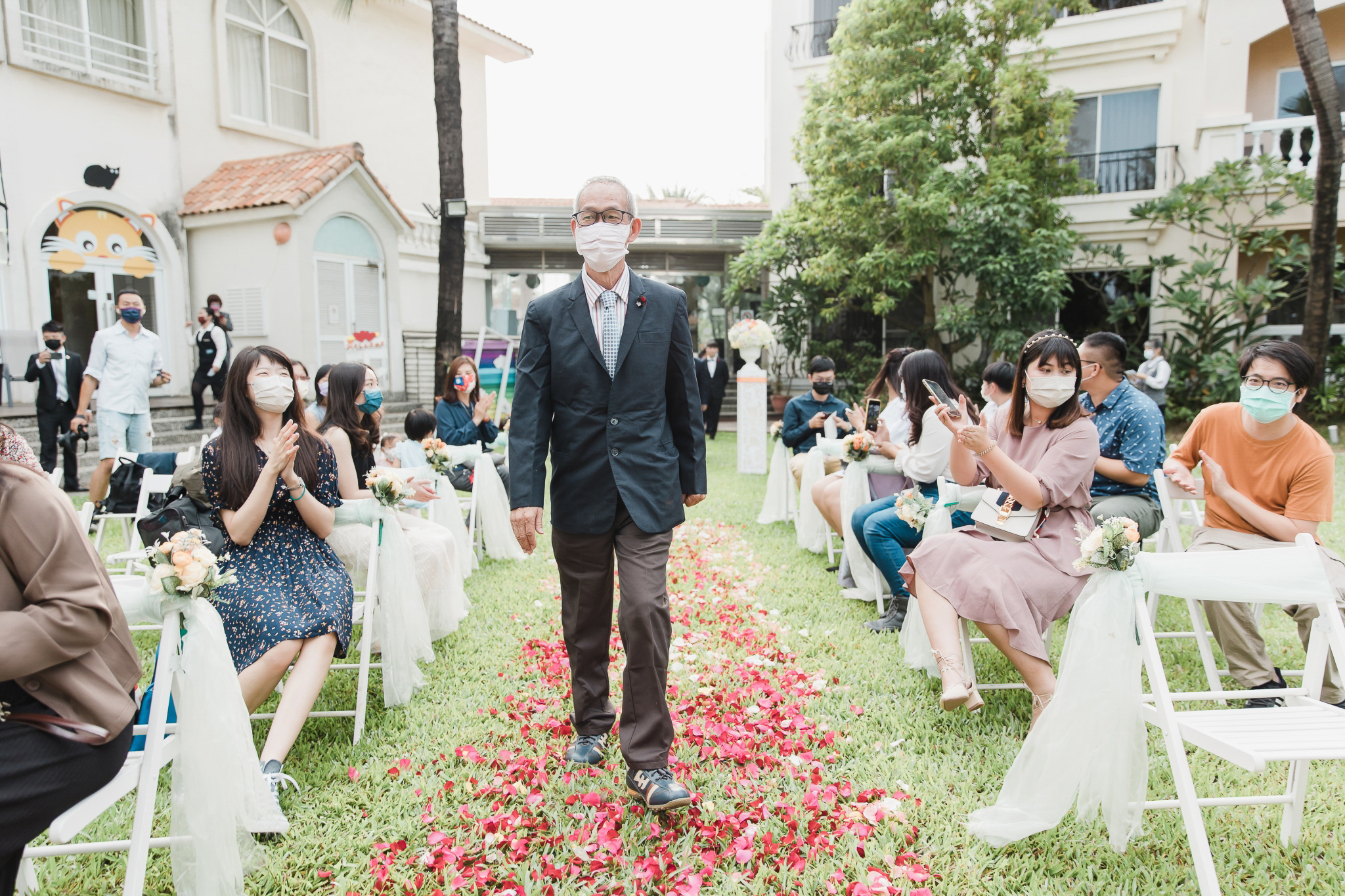 婚禮攝影｜在充滿花卉氣球的庭院許諾一生｜台南商務會館｜愛情街角｜澤于-0060