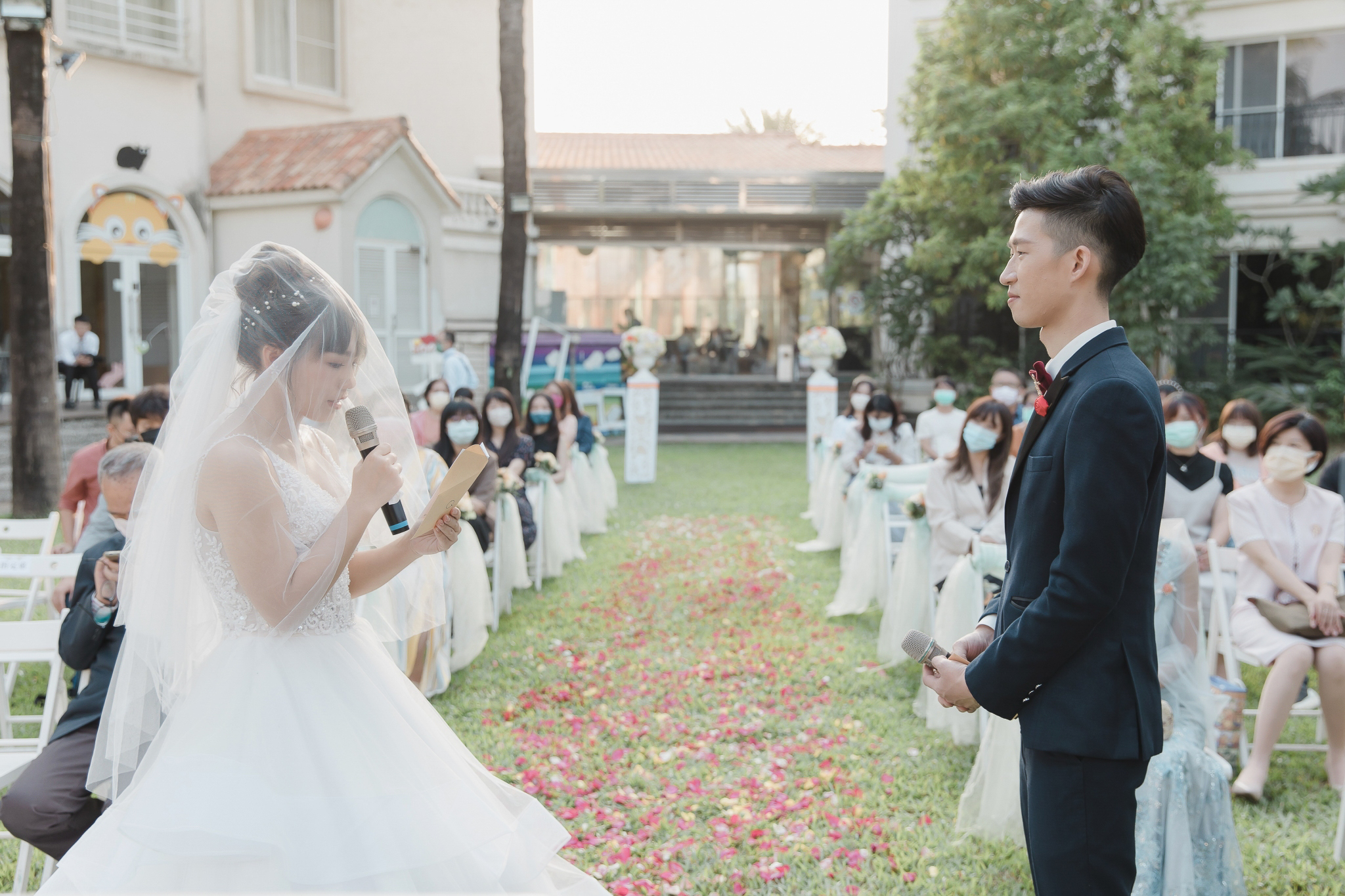 婚禮攝影｜在充滿花卉氣球的庭院許諾一生｜台南商務會館｜愛情街角｜澤于-0135