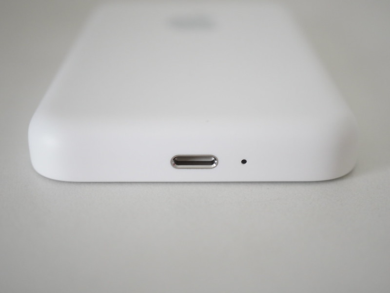 Apple MagSafe Battery Pack - Bottom