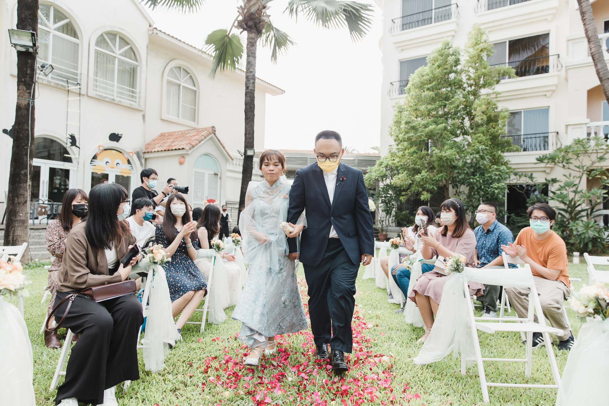 婚禮攝影｜在充滿花卉氣球的庭院許諾一生｜台南商務會館｜愛情街角｜澤于-0061
