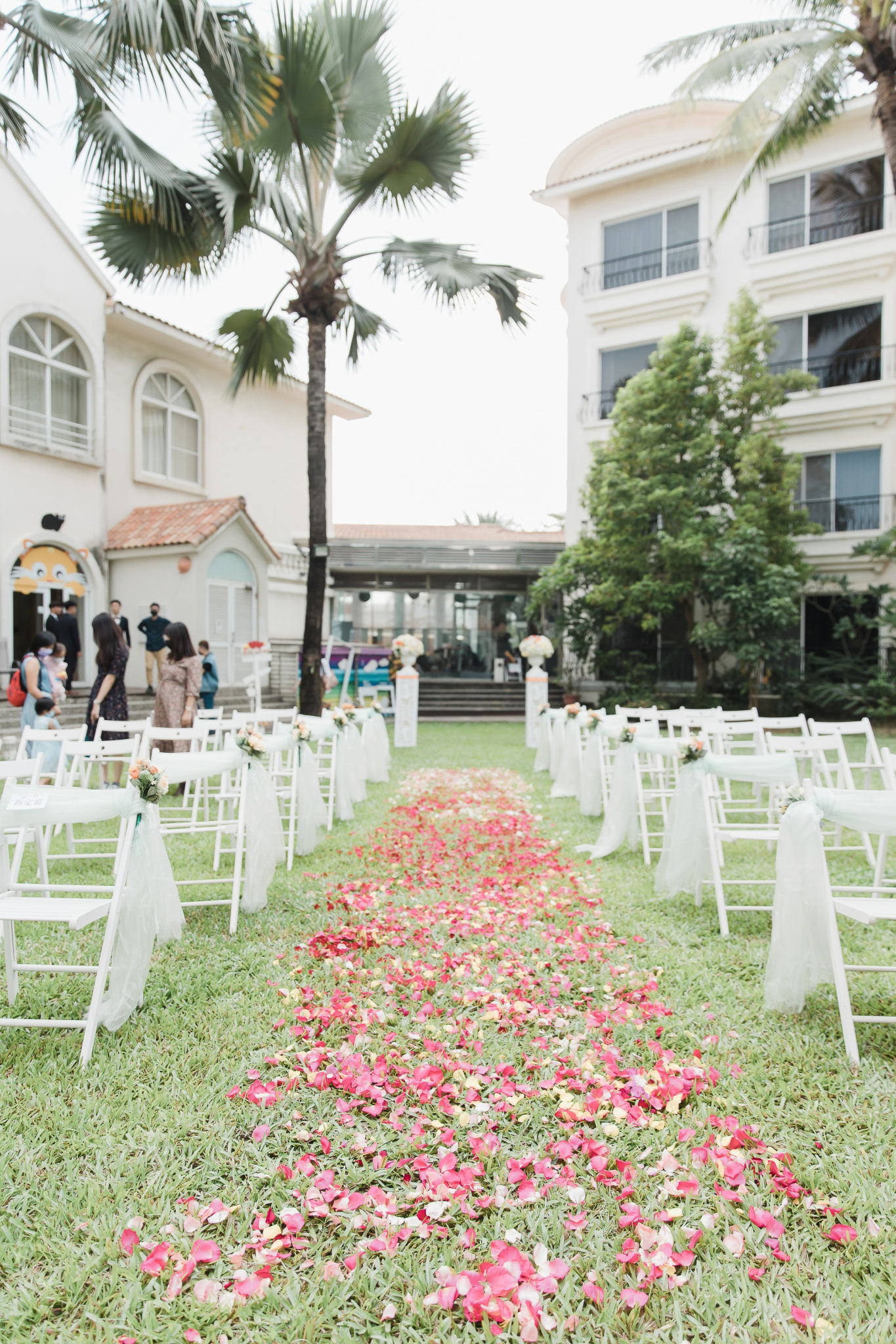 婚禮攝影｜在充滿花卉氣球的庭院許諾一生｜台南商務會館｜愛情街角｜澤于-0051