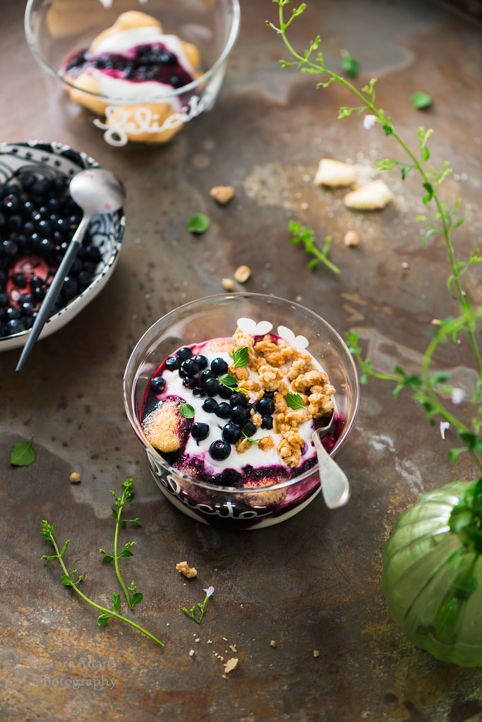 Dessert with pavesini, yogurt, crumble and blueberries