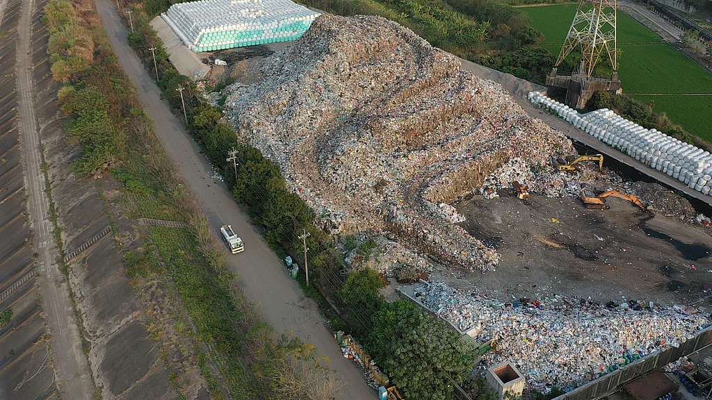 針對廢棄物持續增長，眾多環保團體六月初提出《資源永續管理法草案》，當中授權主管機關制定總量管理辦法。圖片來源：台灣環境資訊協會