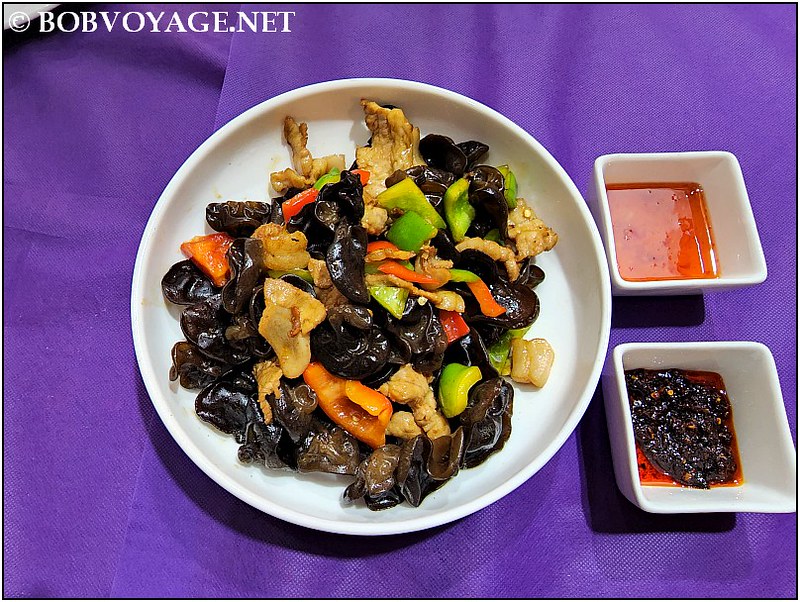 פרוסות חזיר מוקפצות עם פטריות שחורות במסעדת הים הסיני (Hayam Hasini)